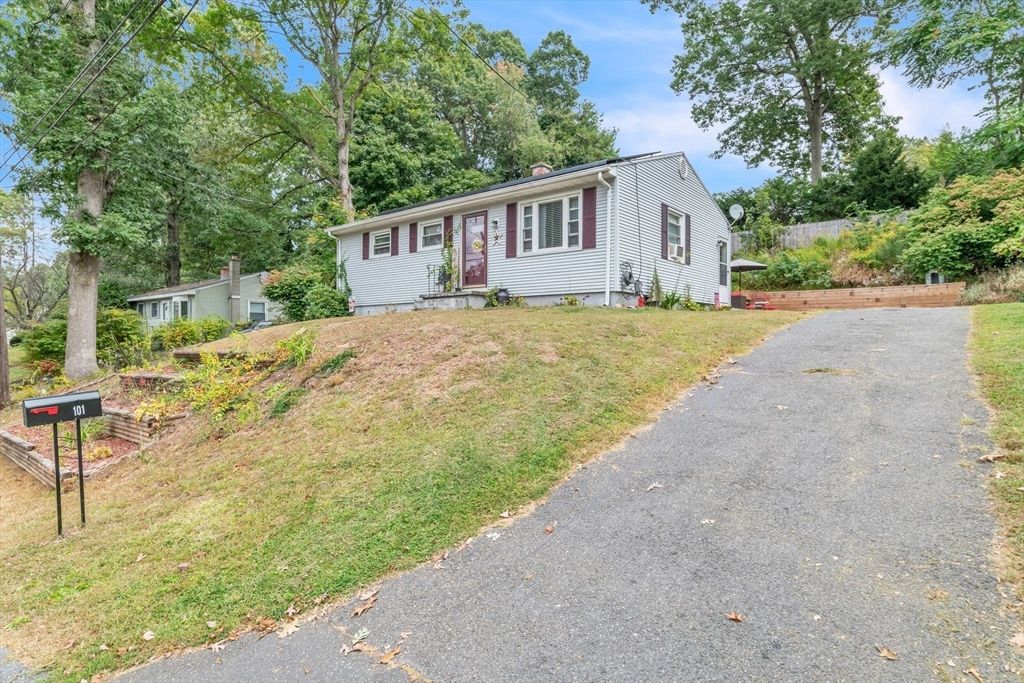 101 Regal St, Springfield, MA 01118
