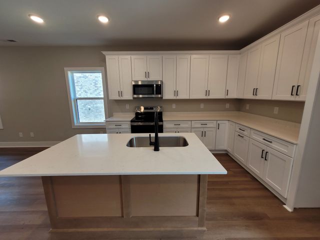 200 Sandalwood Way, Dickson, TN 37055