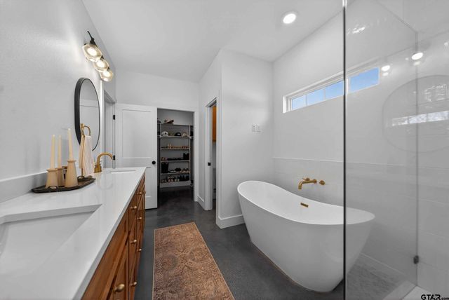 305 Gallatin Cutoff Rd, Jacksonville, TX 75766