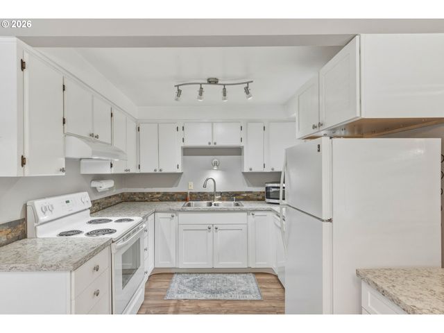 369 E BIRNIE SLOUGH Rd, Cathlamet, WA 98612