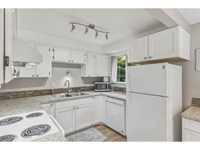 369 E BIRNIE SLOUGH Rd, Cathlamet, WA 98612