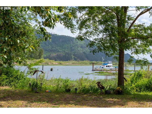 369 E BIRNIE SLOUGH Rd, Cathlamet, WA 98612
