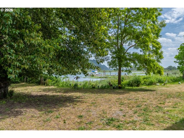 369 E BIRNIE SLOUGH Rd, Cathlamet, WA 98612
