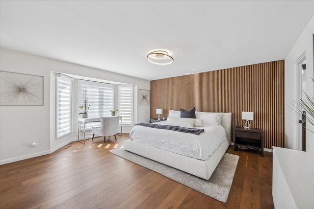 165 Briarwood North, Oak Brook, IL 60523