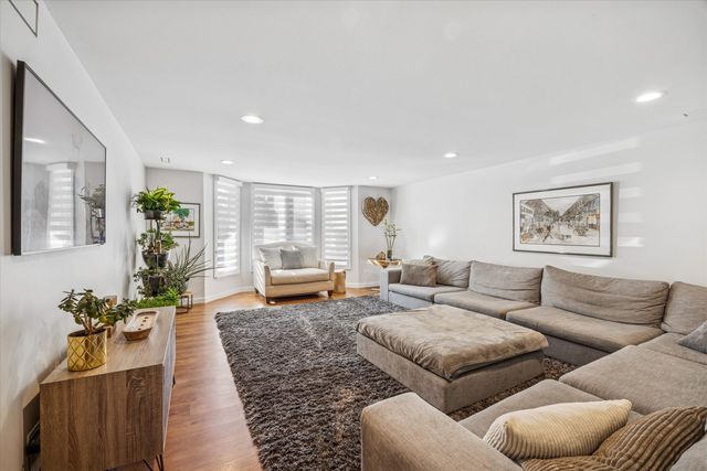 165 Briarwood North, Oak Brook, IL 60523