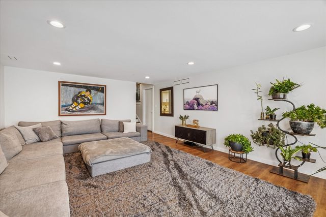 165 Briarwood North, Oak Brook, IL 60523