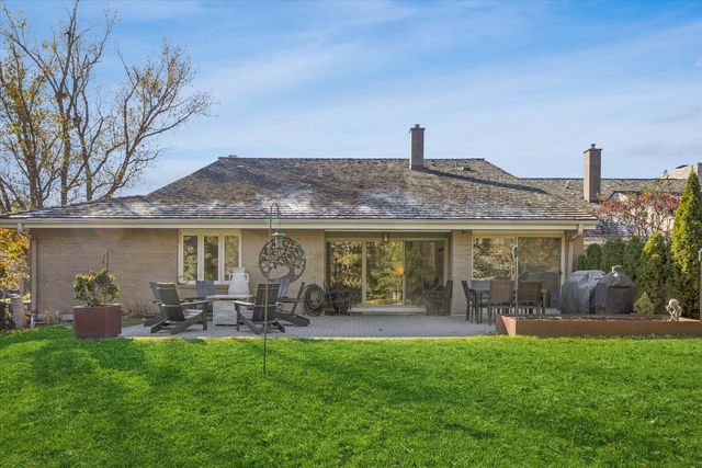 165 Briarwood North, Oak Brook, IL 60523