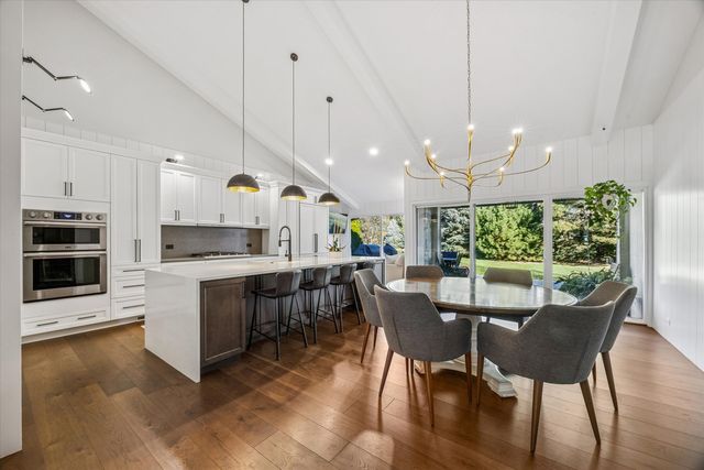 165 Briarwood North, Oak Brook, IL 60523