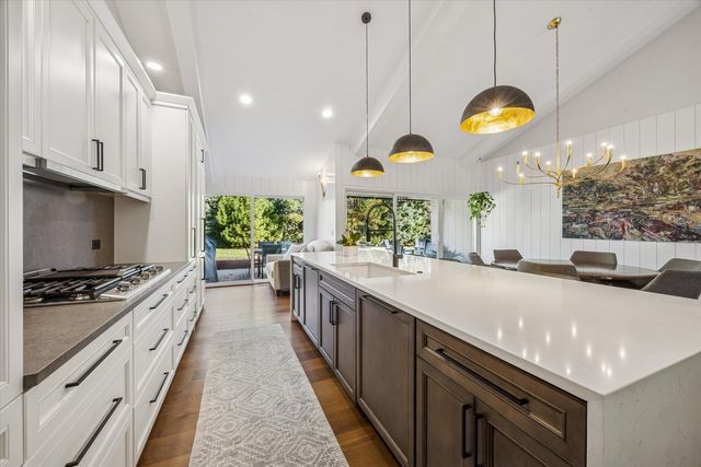 165 Briarwood North, Oak Brook, IL 60523