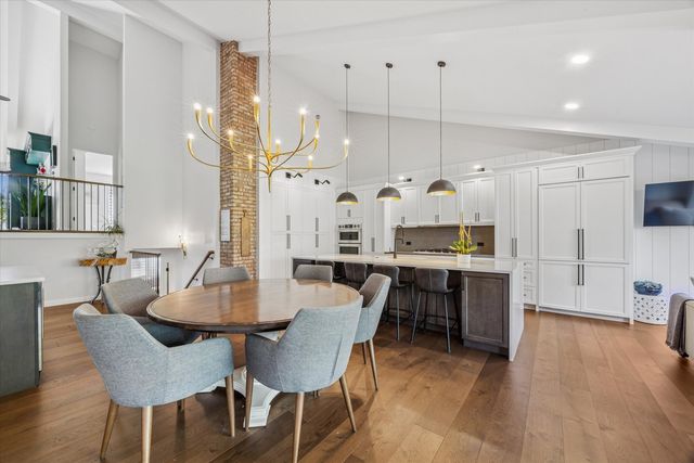 165 Briarwood North, Oak Brook, IL 60523