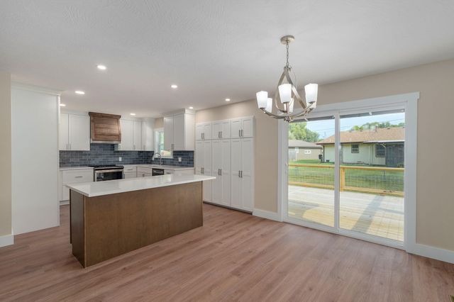 713 E Meadowlark Circle, Springfield, MO 65810