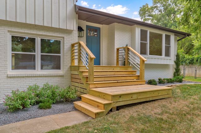 713 E Meadowlark Circle, Springfield, MO 65810