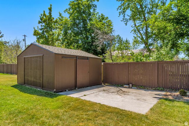 2025 E HEDGEWOOD CT, Holladay, UT 84121