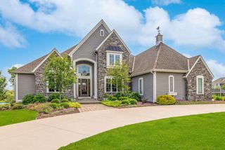 7175 W Oakview COURT, Mequon, WI 53092