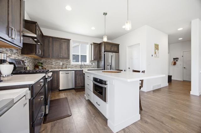 8850 Meadowlark Parkway, Horace, ND 58047