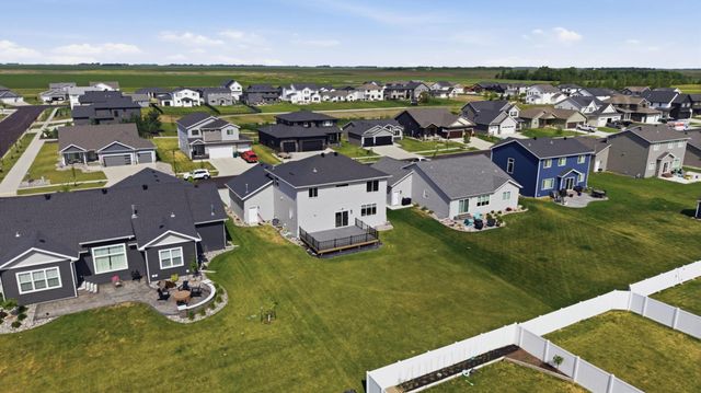 8850 Meadowlark Parkway, Horace, ND 58047