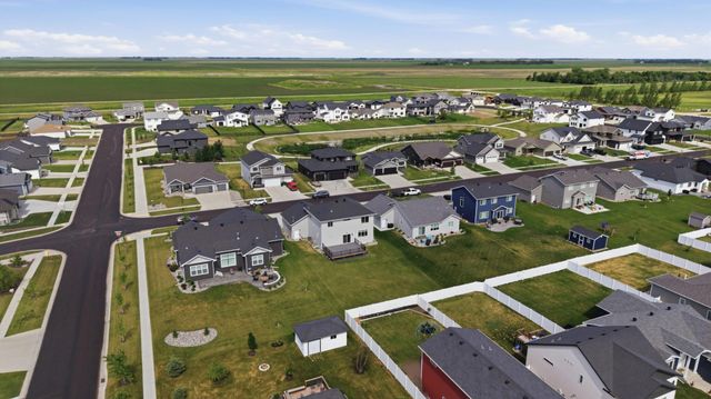 8850 Meadowlark Parkway, Horace, ND 58047