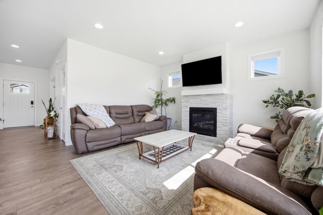 8850 Meadowlark Parkway, Horace, ND 58047