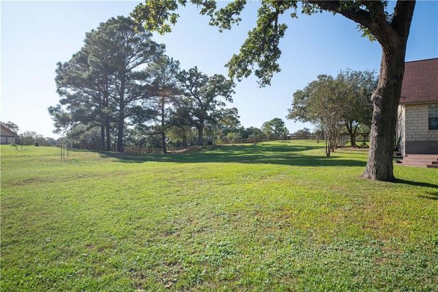 460 Tahitian DR, Bastrop, TX 78602