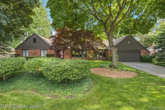 28330 E Blom Drive, Harrison Twp, MI 48045