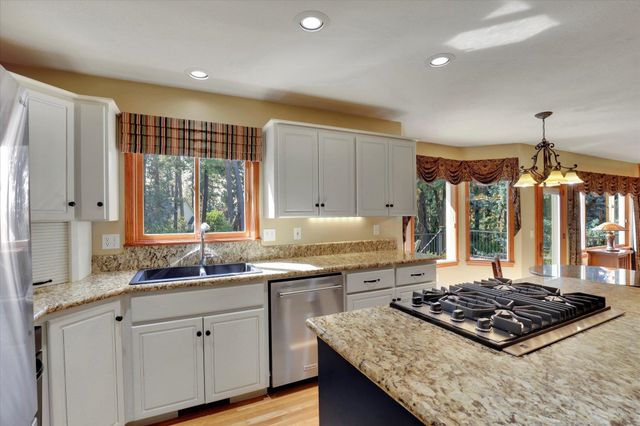 6824 S Highland Park Dr, Spokane, WA 99223