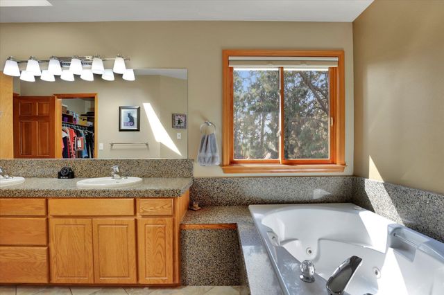 6824 S Highland Park Dr, Spokane, WA 99223