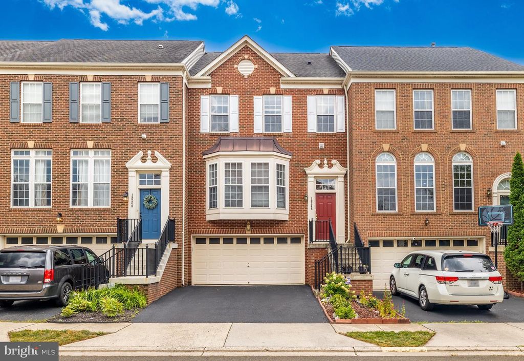 18246 CAMDENHURST DR, Gainesville, VA 20155