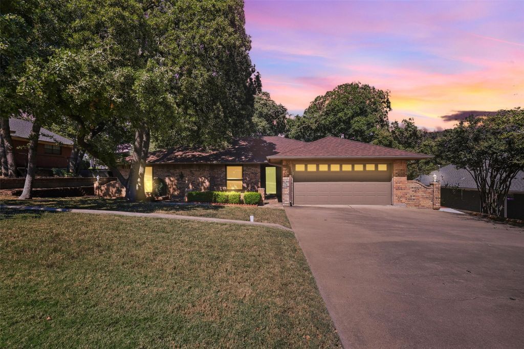105 Alsbury Boulevard, Burleson, TX 76028