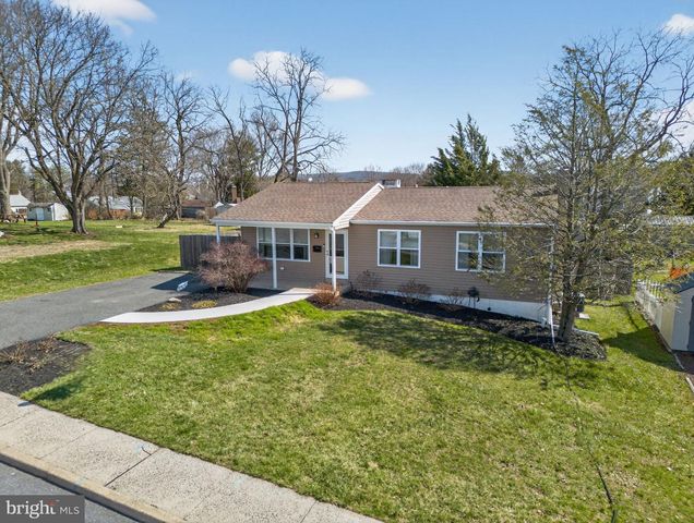 138 S 9TH ST, Coopersburg, PA 18036