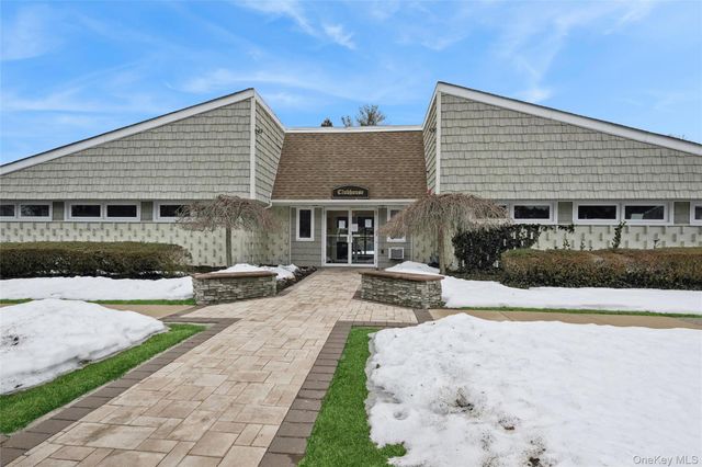 25 Freemont Lane, Coram, NY 11727