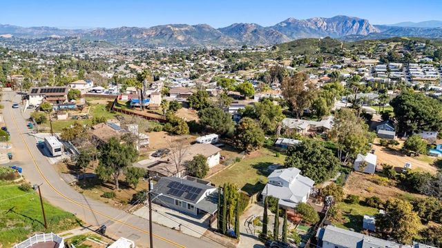 8553 Gardena Rd, Lakeside, CA 92040