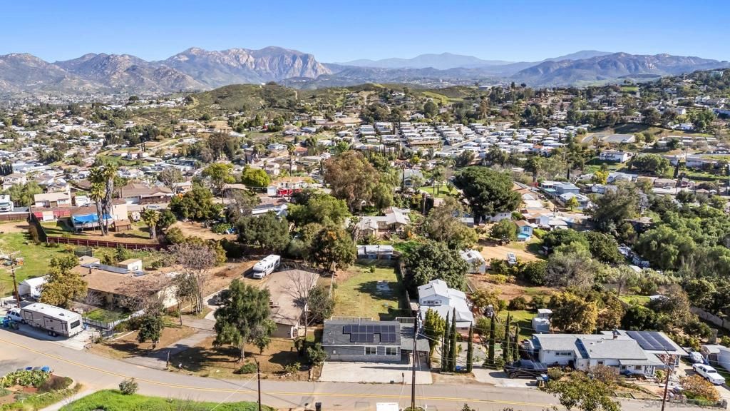 8553 Gardena Rd, Lakeside, CA 92040