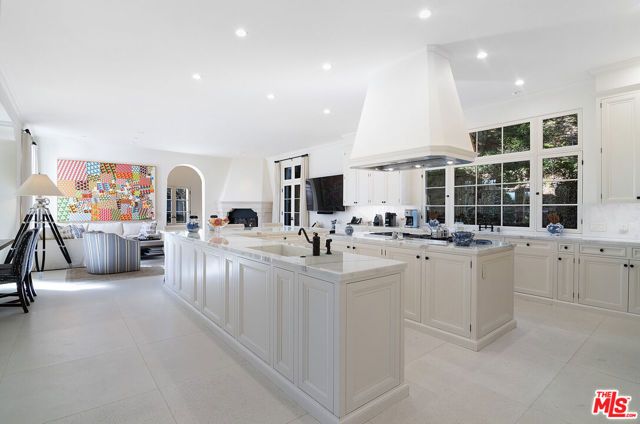 1270 Shadow Hill Way, Beverly Hills, CA 90210