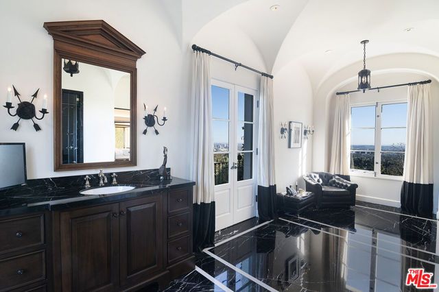 1270 Shadow Hill Way, Beverly Hills, CA 90210