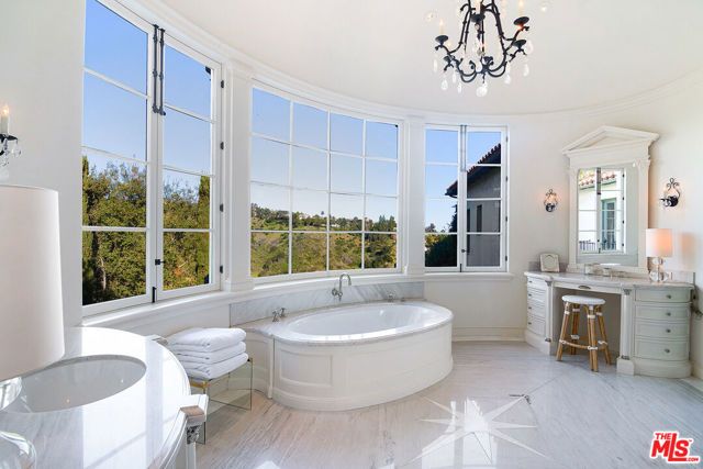1270 Shadow Hill Way, Beverly Hills, CA 90210