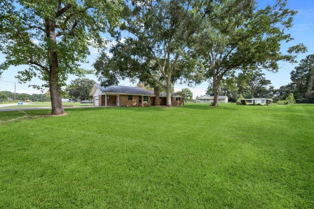 293 County Road 140, Liberty, TX 77575