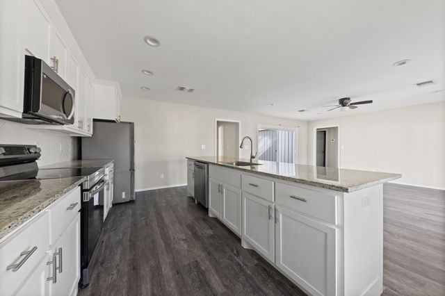 805 S 4th Street, Bonham, TX 75418