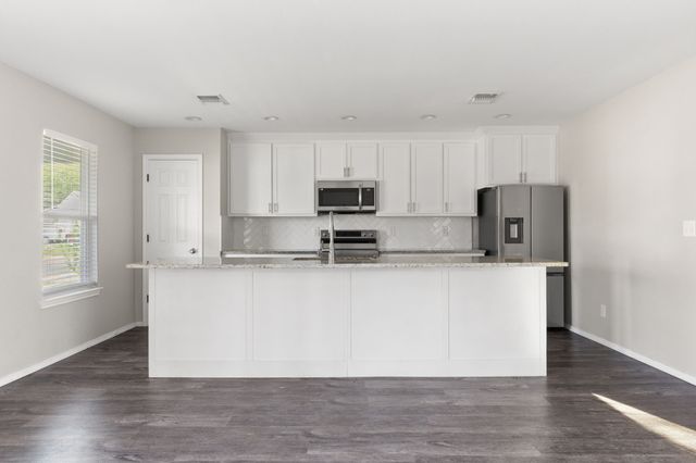 805 S 4th Street, Bonham, TX 75418