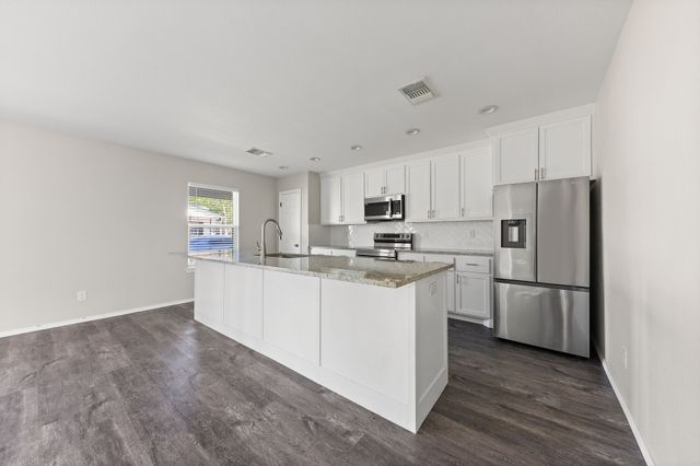 805 S 4th Street, Bonham, TX 75418