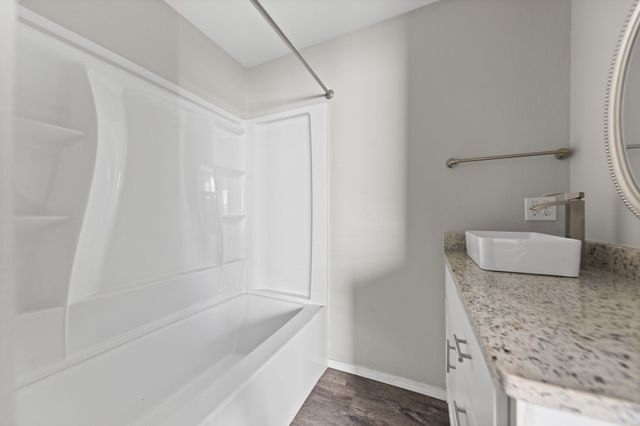 805 S 4th Street, Bonham, TX 75418