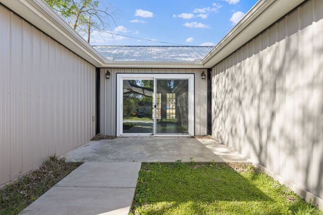 805 S 4th Street, Bonham, TX 75418