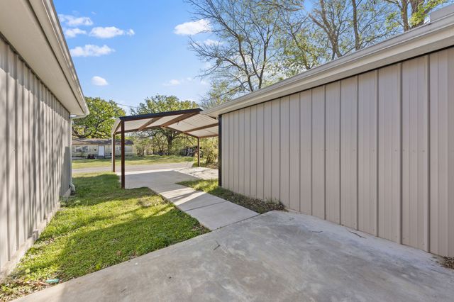 805 S 4th Street, Bonham, TX 75418
