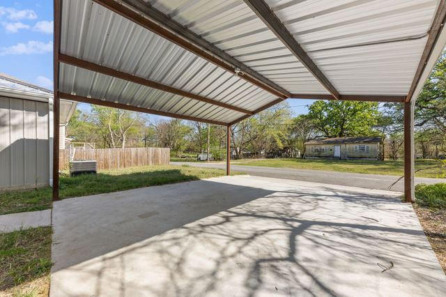 805 S 4th Street, Bonham, TX 75418