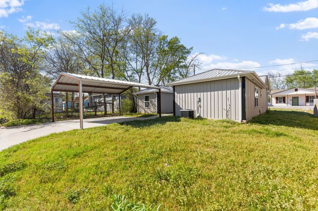 805 S 4th Street, Bonham, TX 75418