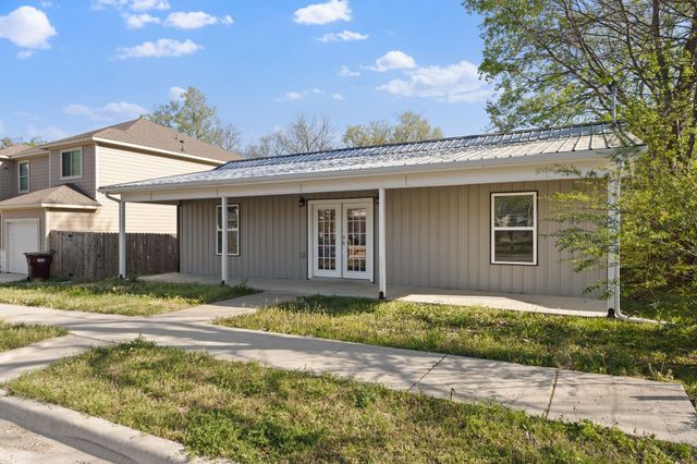 805 S 4th Street, Bonham, TX 75418