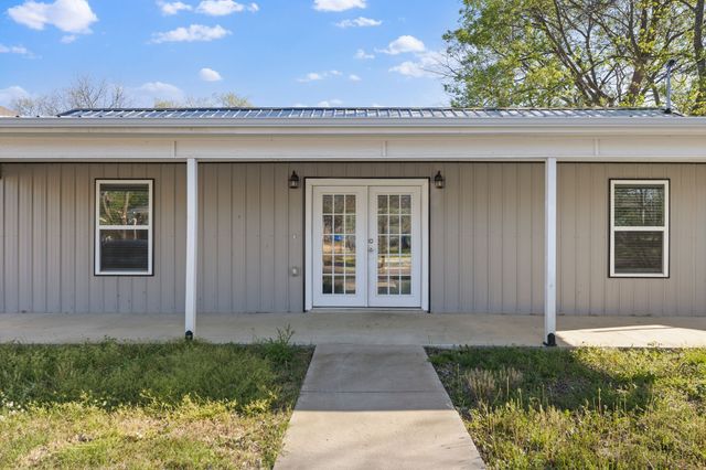 805 S 4th Street, Bonham, TX 75418