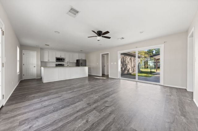 805 S 4th Street, Bonham, TX 75418