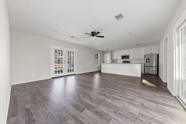 805 S 4th Street, Bonham, TX 75418