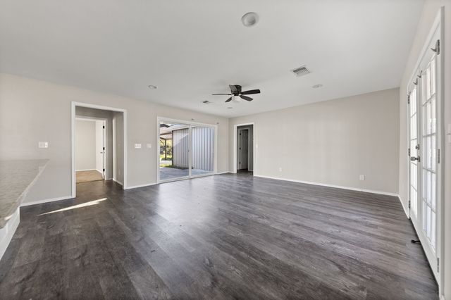 805 S 4th Street, Bonham, TX 75418