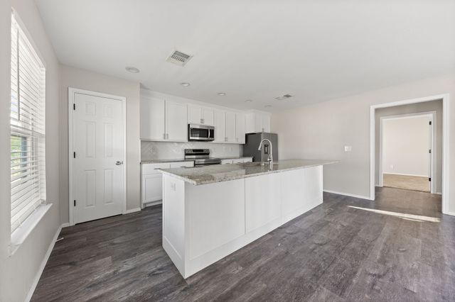 805 S 4th Street, Bonham, TX 75418